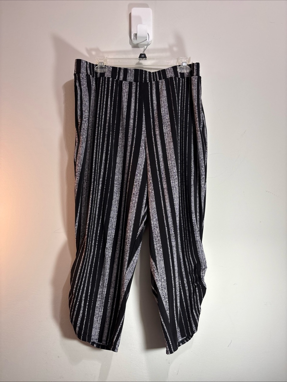 Susan Graver Women’s Black & White Vertical Stripe capris  Pants. 1317